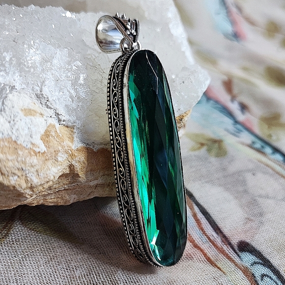 Emerald Green Elongated Faceted Glass Crystal Stone Sterling Silver 925 Pendant - Picture 3 of 15